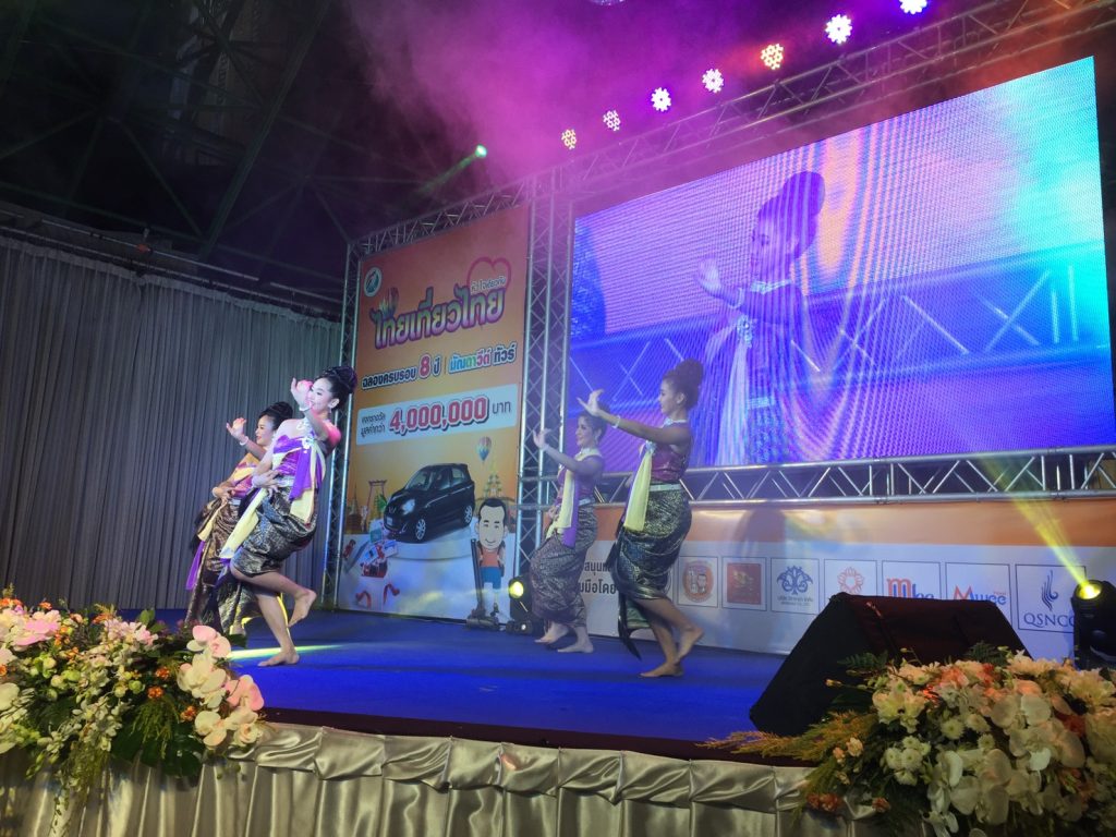 บ้านนาฏศิลป์ไทยรับจัดการแสดงรำไทยสี่ภาค รำเปิดงาน และ การแสดงเพลงเที่ยวไทยมีเฮ ในงาน ไทยเที่ยวไทยใจเดียวกัน ครั้งที่8นพฤกษ์ภิรมณ์ รัตนาธิเบศร์