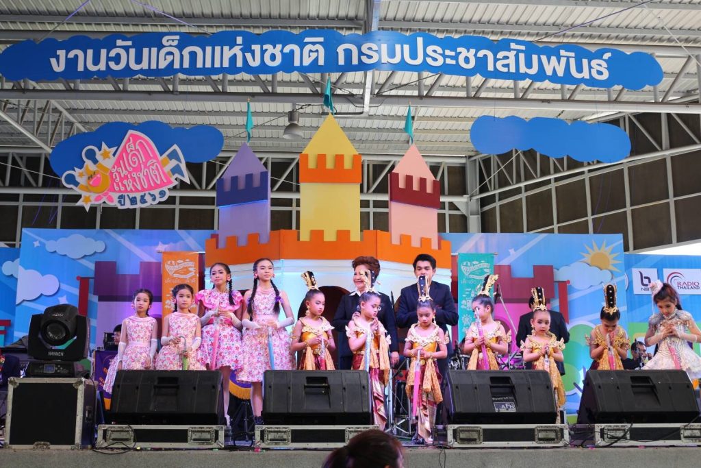 เด็กๆบ้านนาฏศิลป์ไทย ได้ร่วมรำเพลงบุษบาเสี่ยงเทียนในงาน วันเด็ก​