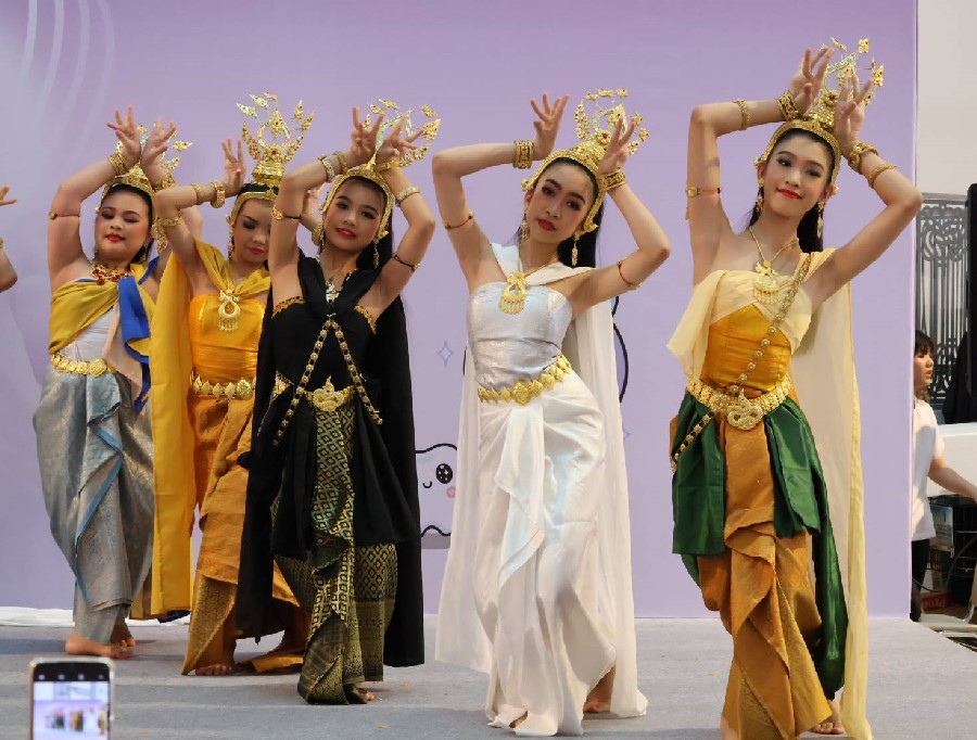 การแสดงของลูกศิษย์งานฟันเพื่อคุณรัก ณ เซ็นทรัลปิ่นเกล้า