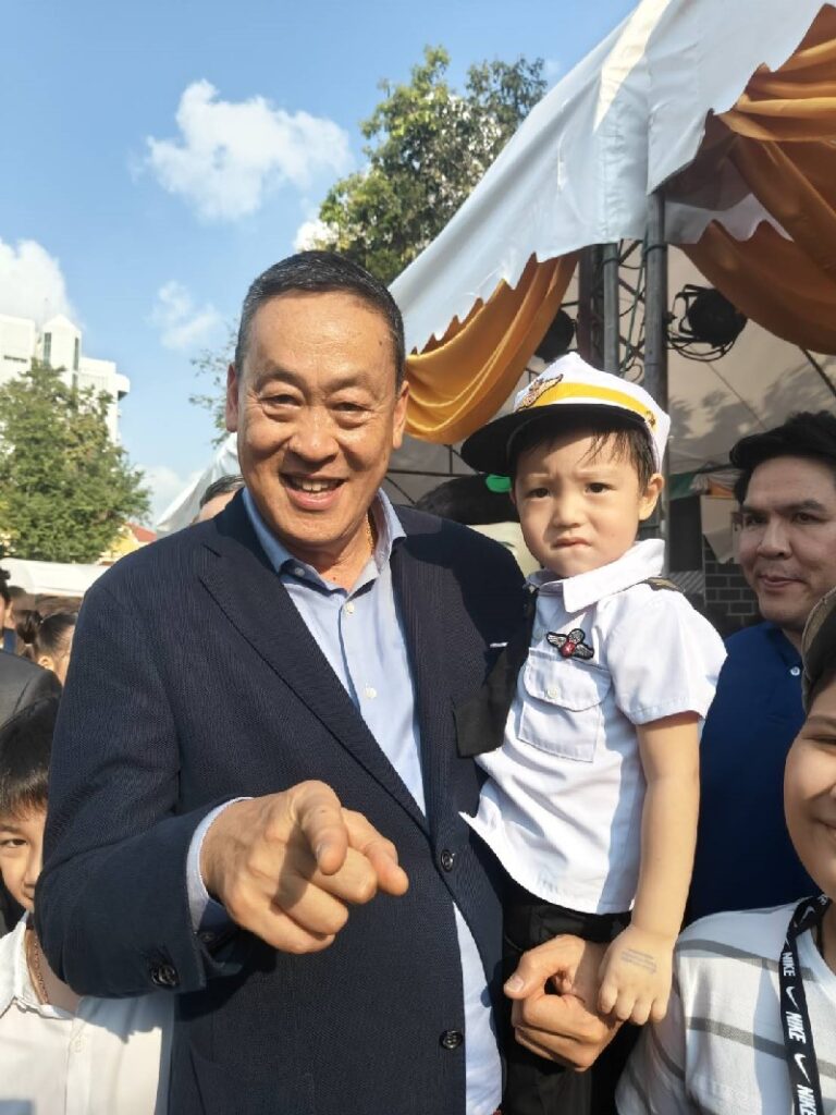 การแสดงวันเด็กในชุดรากแห่งรัตนโกสินทร์