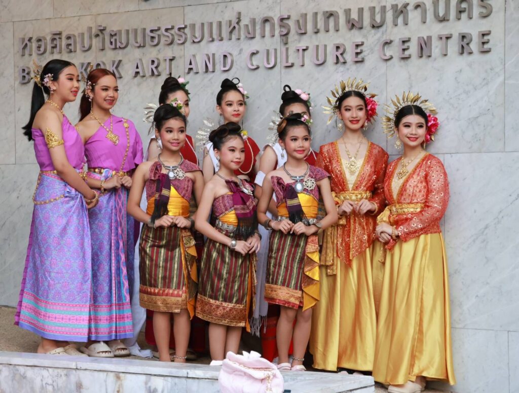 แสดงรำไทย เพลงผืนไท และเพลงฟ้อนแพน ณ หอศิลป์