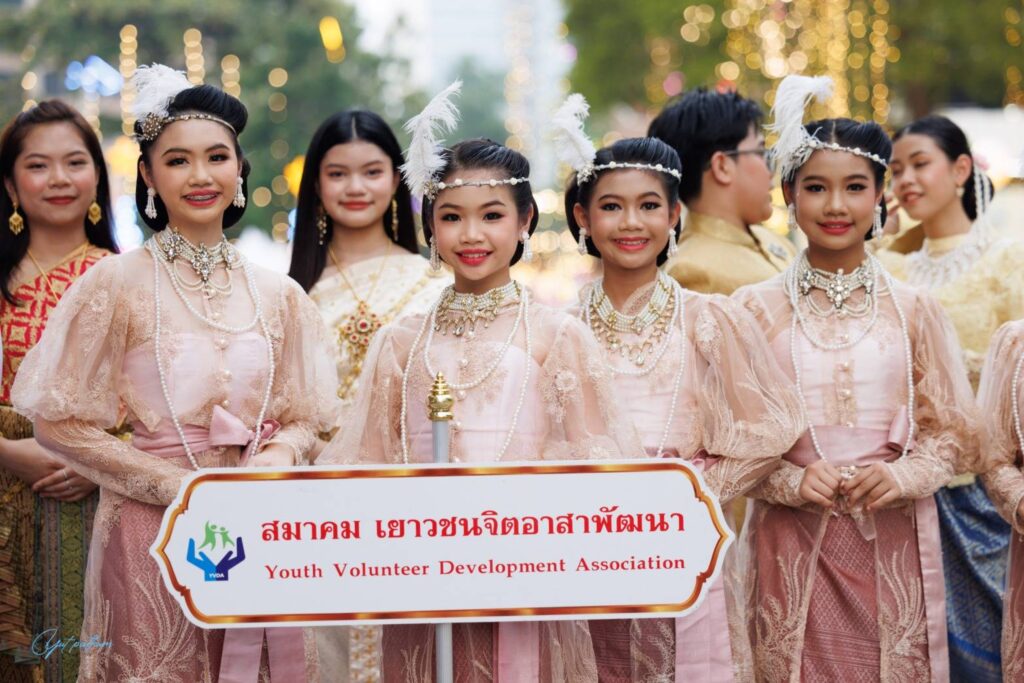 เด็กๆ ลูกศิษย์บ้านนาฏศิลป์พระราม2 ร่วมขบวนงานลอยกระทง