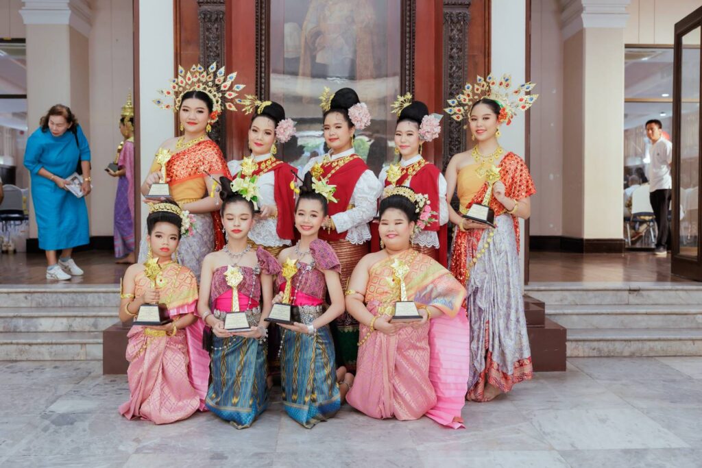 ลูกศิษย์บ้านนาฏศิลป์ขึ้นรับรางวัล ในงาน “ศิลปะการแสดงและเสียง“