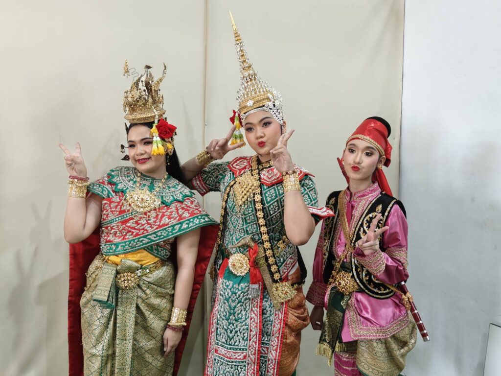 การประกวดรำไทยเดี่ยว ณ ห้างสเฟีย เพชรเกษม